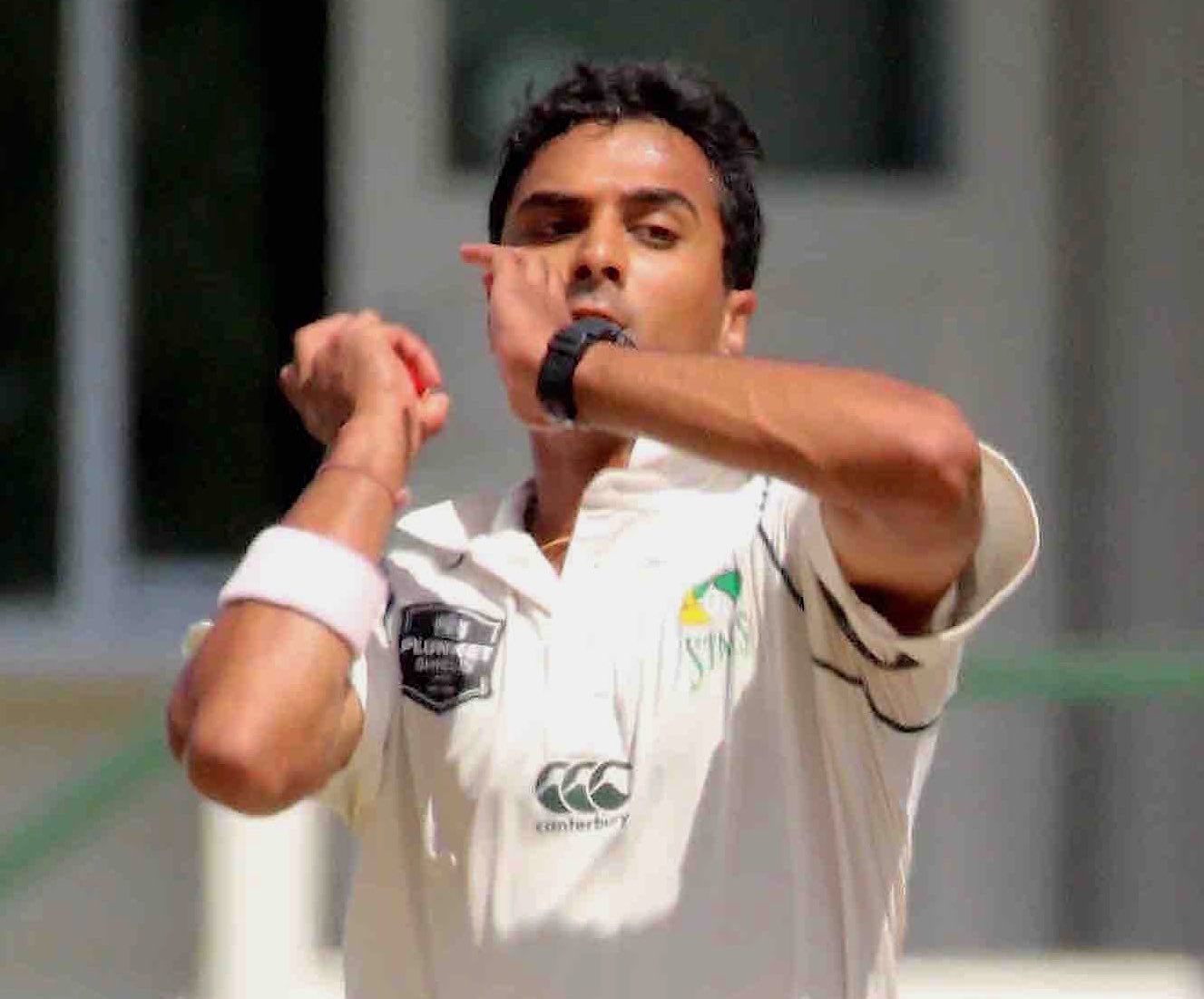 Navin Patel bowls plunket thumb.jpg